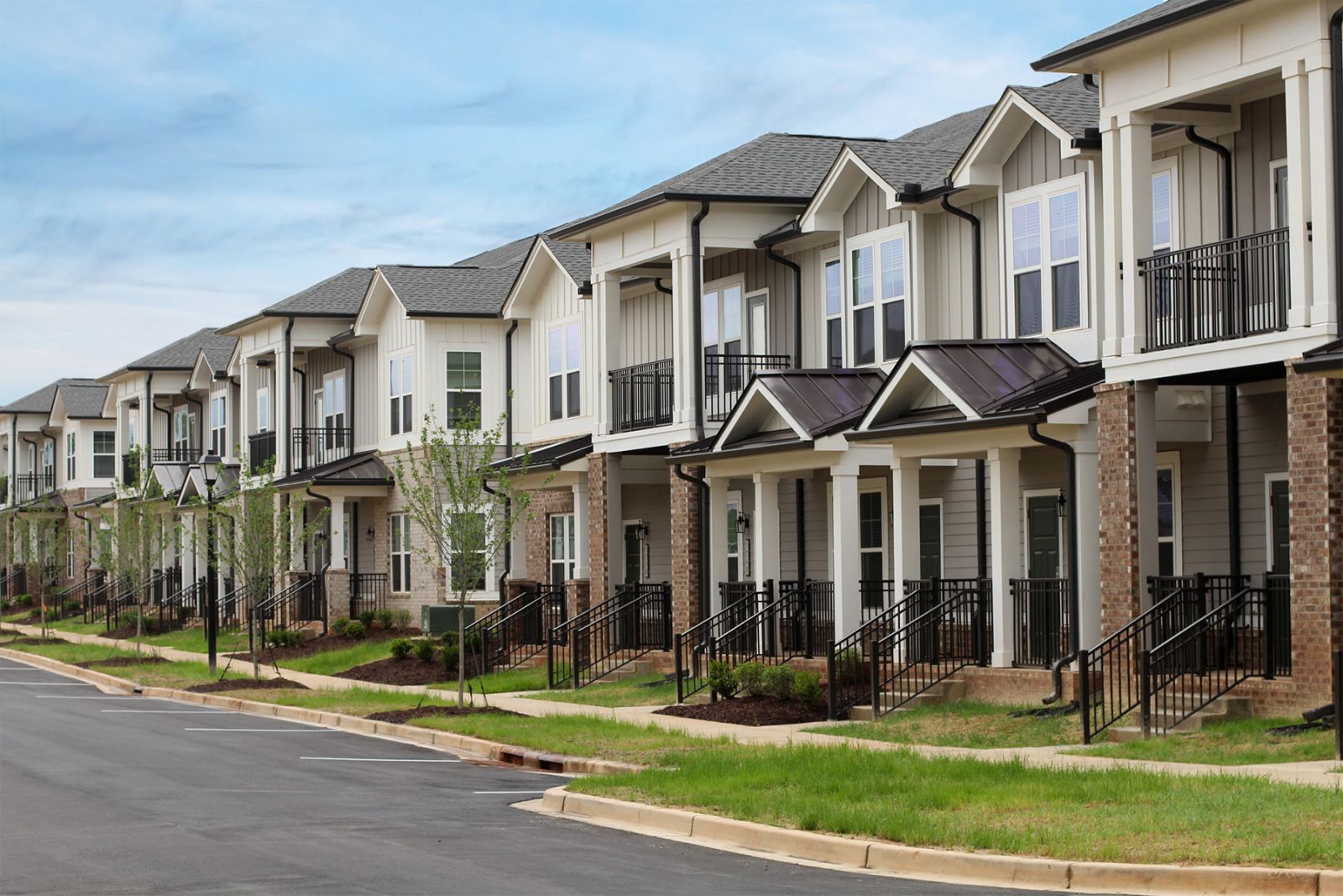 Northwood Ravin Property Management Portfolio, THE LUCENT AT SUNRISE in Kissimmee, FL, multi-family, multi-story apartments with balconies, green grass and palm trees